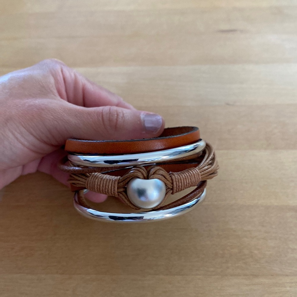 Multi-strand bracelet with Metallic Clasp